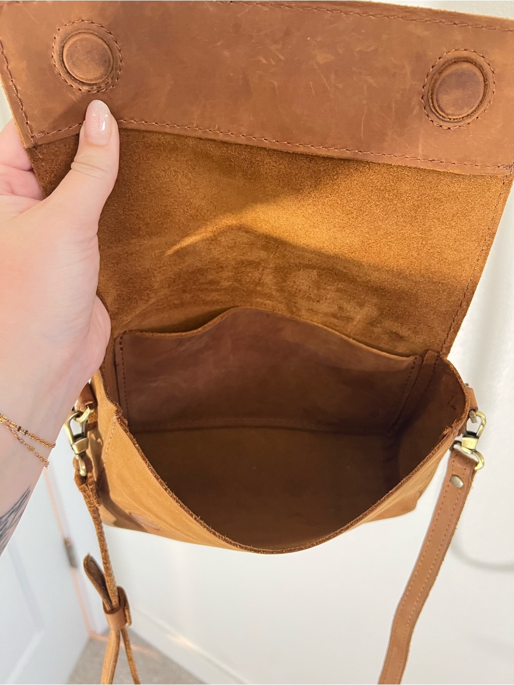 Portland Leather Metro Medium Crossbody Bag with Adjustable Strap - Picture 6 of 8